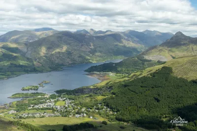 Vue de Ballachulish et Glencoe pendant l'ascension Vue de Ballachulish et Glencoe pendant l'ascension