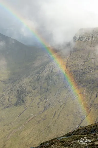 Arc-en-ciel reliant Buachaille Etive Beag et Buachaille Etive Mor Arc-en-ciel reliant Buachaille Etive Beag et Buachaille Etive Mor