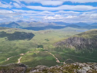 Vue au nord depuis Stob Dearg, le parking en contrebas le long de l'A82