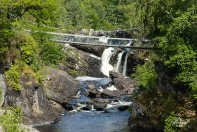 Pont suspendu au dessus de Rogie Falls Pont suspendu au dessus de Rogie Falls