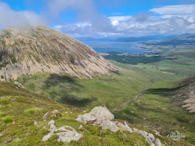 Beinn na Caillich sur la gauche Beinn na Caillich