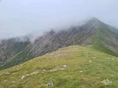 Sommet de Beinn Dearg Mhor dans les nuages Sommet de Beinn Dearg Mhor dans les nuages
