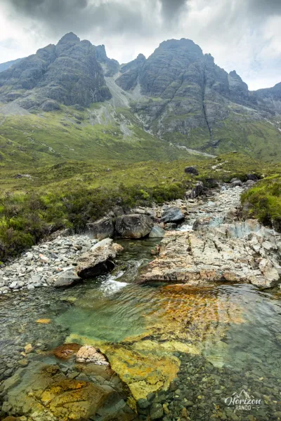Blà Bheinn et le ruisseau Allt na Dunaiche Blà Bheinn et le ruisseau Allt na Dunaiche