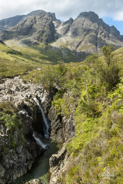 Blà Bheinn et le ruisseau Allt na Dunaiche Blà Bheinn et le ruisseau Allt na Dunaiche