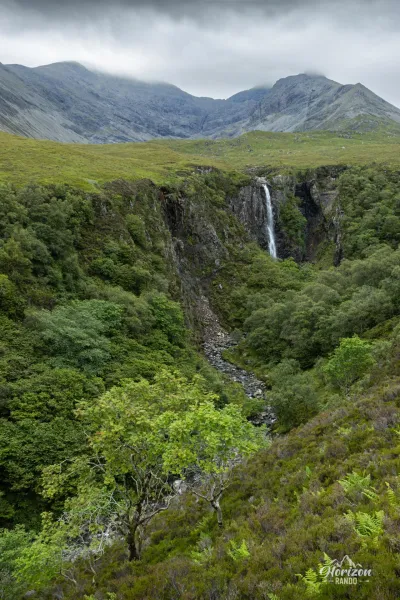 Chutes d'eau de Eas Mòr devant Sgùrr Dearg Chutes d'eau de Eas Mòr devant Sgùrr Dearg