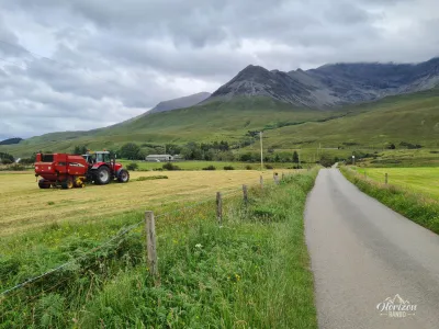 Un peu de route pour rejoindre le sentier Un peu de route pour rejoindre le sentier