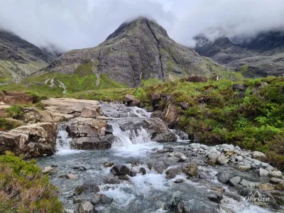 Cascades des Fairy pools devant le magnifique Sgurr An Fheadain Cascades des Fairy pools devant le magnifique Sgurr An Fheadain