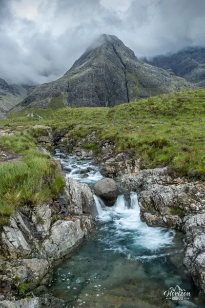 Cascades des Fairy pools devant le magnifique Sgurr An Fheadain Cascades des Fairy pools devant le magnifique Sgurr An Fheadain