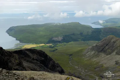 Vue à l'ouest, le point de départ à Glenbrittle, au niveau des champs cultivés. Vue à l'ouest, le point de départ à Glenbrittle, au niveau des champs cultivés.