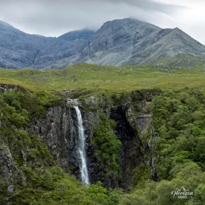 Chutes de Eas Mòr devant Sgùrr Dearg Chutes de Eas Mòr devant Sgùrr Dearg
