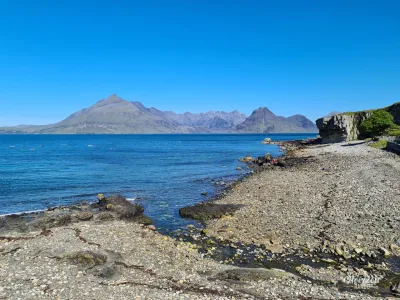Plage d'Elgol, Sgùrr na Stri au centre Plage d'Elgol, Sgùrr na Stri au centre