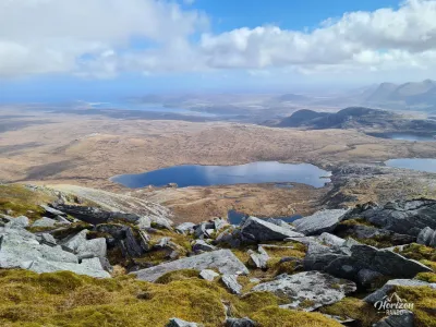 Loch na Seilg depuis le sommet de Ben Hope Loch na Seilg depuis le sommet de Ben Hope