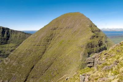 Le sommet pyramidal de Sgùrr Mhòr Le sommet pyramidal de Sgùrr Mhòr