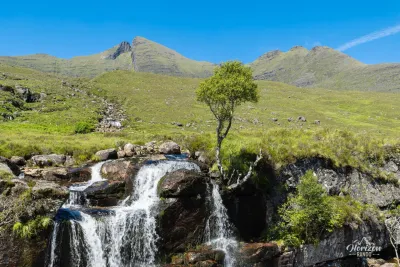 Cascade, Sgùrr Mhòr et les Horns of Alligin Cascade, Sgùrr Mhòr et les Horns of Alligin