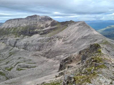 Le sentier de crête de Beinn Eighe, Spidean Coire nan Clach sur la gauche Le sentier de crête de Beinn Eighe, Spidean Coire nan Clach sur la gauche
