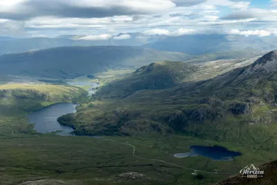 Loch Clair et Loch Coulin sur la gauche Loch Clair et Loch Coulin sur la gauche
