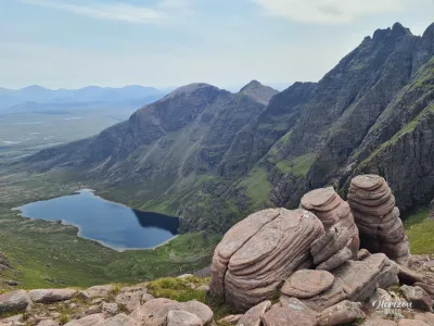 Structures en grès torridonien, An Teallach et Loch Toll An Lochain Structures en grès torridonien, An Teallach et Loch Toll An Lochain
