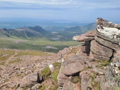 Grès Torridonien, des roches caractéristiques de l'extrême nord-ouest des Highlands écossais Grès Torridonien, des roches caractéristiques de l'extrême nord-ouest des Highlands écossais