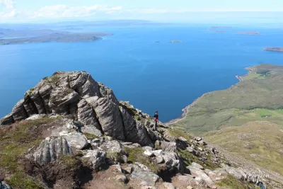 Arrivée sur la crête de Ben More Coigach, les Summer Isles en toile de fond Arrivée sur la crête de Ben More Coigach, les Summer Isles en toile de fond