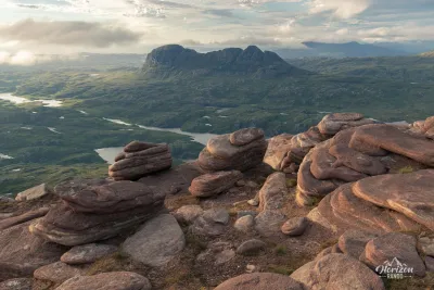 Suilven et de magnifiques structures en grès torridonien Suilven et de magnifiques structures en grès torridonien