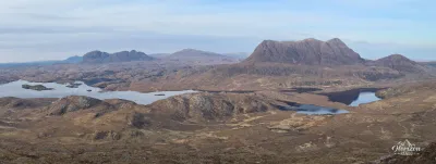Panorama depuis Stac Pollaidh : Suilven, Canisp, Cùl Mòr et les nombreux Lochs et Lochans Panorama depuis Stac Pollaidh, Suilven, Canisp, Cùl Mòr et les nombreux Lochs et Lochans