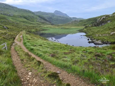 Large piste jusqu'au pied de Suilven, Canisp en arrière plan Large piste jusqu'au pied de Suilven, Canisp en arrière plan
