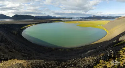 Lac sans nom (?) sur les flancs du cratère Lac sans nom (?) sur les flancs du cratère