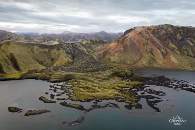 Coulée de lave dans le lac de Frostastaðavatn (vue drone) Coulée de lave dans le lac de Frostastaðavatn (vue drone)