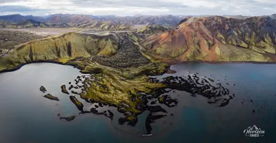 Coulée de lave dans le lac de Frostastaðavatn (vue drone)