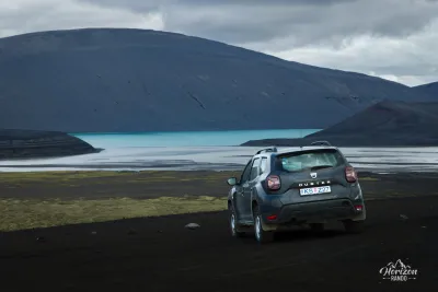 Notre belle Duster admirant le lac de Skyggnisvatn !