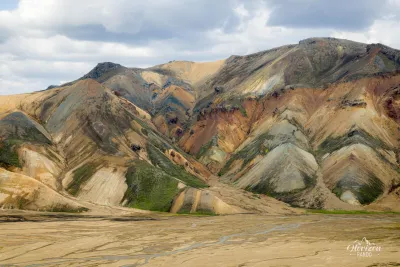 Des montagnes colorées tout au long de l'itinéraire