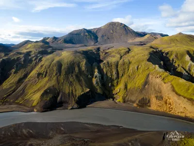 Sveinstindur (vue drone) Sveinstindur (vue drone)