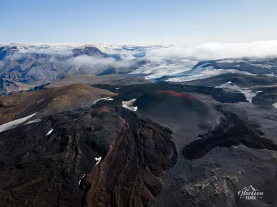 Móði et Magni devant le Myrdalsjökull (vue drone)