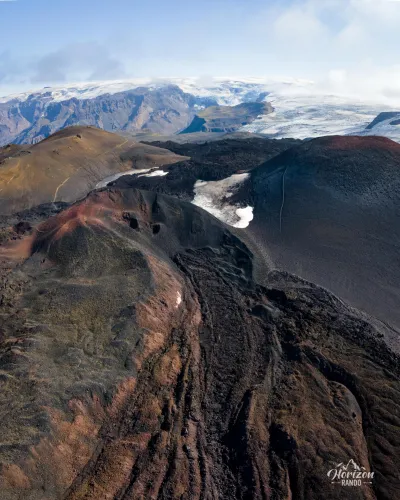 Móði et Magni devant le Myrdalsjökull (vue drone)