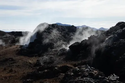 La fumée s'échappe encore du sol La fumée s'échappe encore du sol