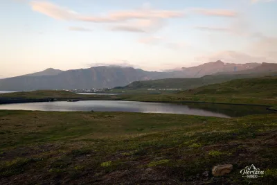 Le lac peut également offrir un magnifique reflet de  Kirkjufell