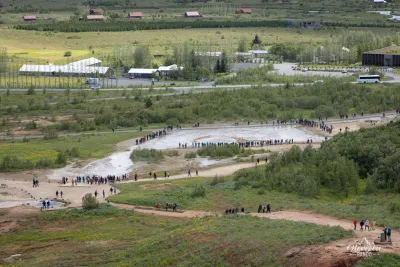 Un cercle se forme autour du geyser de Strokkur, dans l'attente de la prochaine éruption Un cercle se forme autour du geyser de Strokkur, dans l'attente de la prochaine éruption