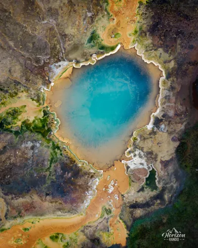 Source chaude (vue drone) Source chaude (vue drone)