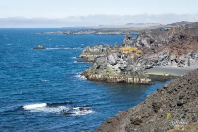 Formations rocheuses sur la côte