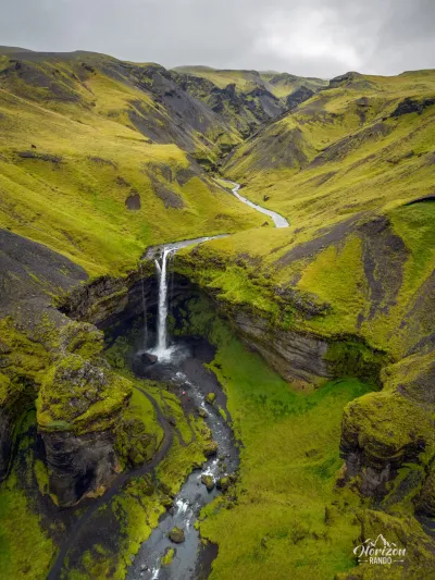 Cascade de Kvernufoss (vue drone) Cascade de Kvernufoss (vue drone)