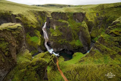 Canyon de Fjadrárgljúfur et cascade de Mögárfoss Canyon de Fjadrárgljúfur et cascade de Mögárfoss