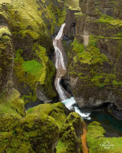 Canyon de Fjadrárgljúfur et cascade de Mögárfoss Canyon de Fjadrárgljúfur et cascade de Mögárfoss