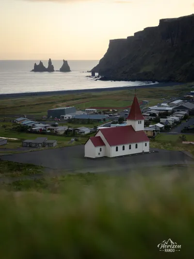 Église de Vik et Reynisdrangar Église de Vik et Reynisdrangar