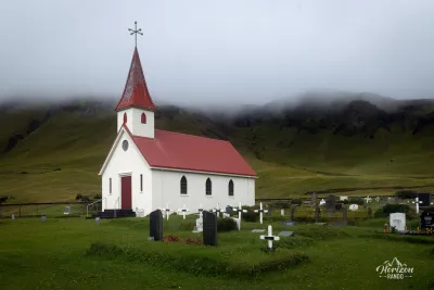 Reyniskirkja (à proximité de la plage)