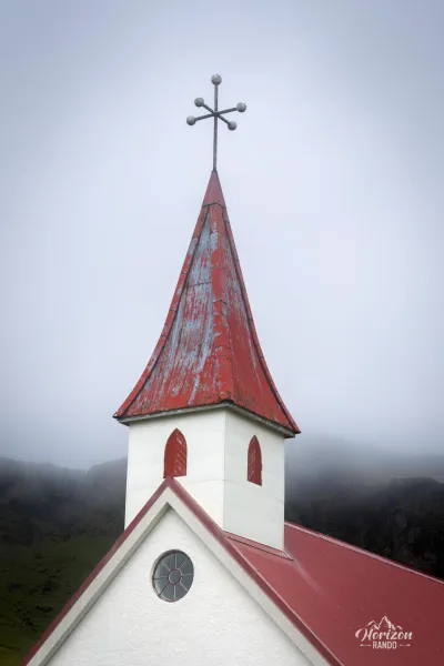 Reyniskirkja (à proximité de la plage)