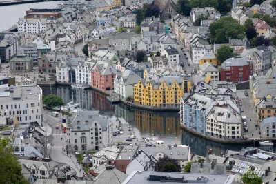 Les canaux colorés d'Ålesund Les canaux colorés d'Ålesund