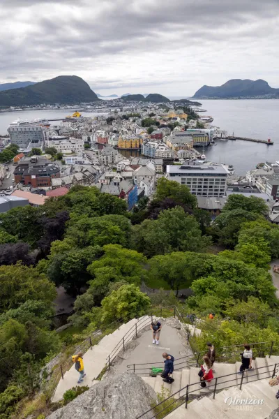 Point de vue sur Ålesund lors de l'ascension Point de vue sur Ålesund lors de l'ascension