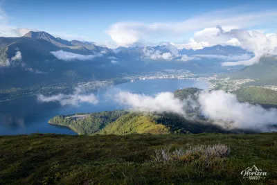 Le fjord Ørstafjorden et le village d'Ørsta Le fjord Ørstafjorden et le village d'Ørsta