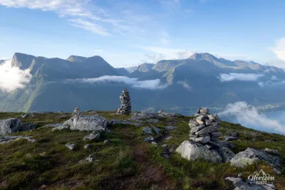 Nombreux cairns au sommet Nombreux cairns au sommet