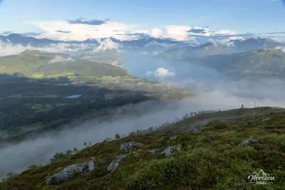 Le fjord Voldsfjorden depuis le sommet de Helgehornet Le fjord Voldsfjorden depuis le sommet de Helgehornet
